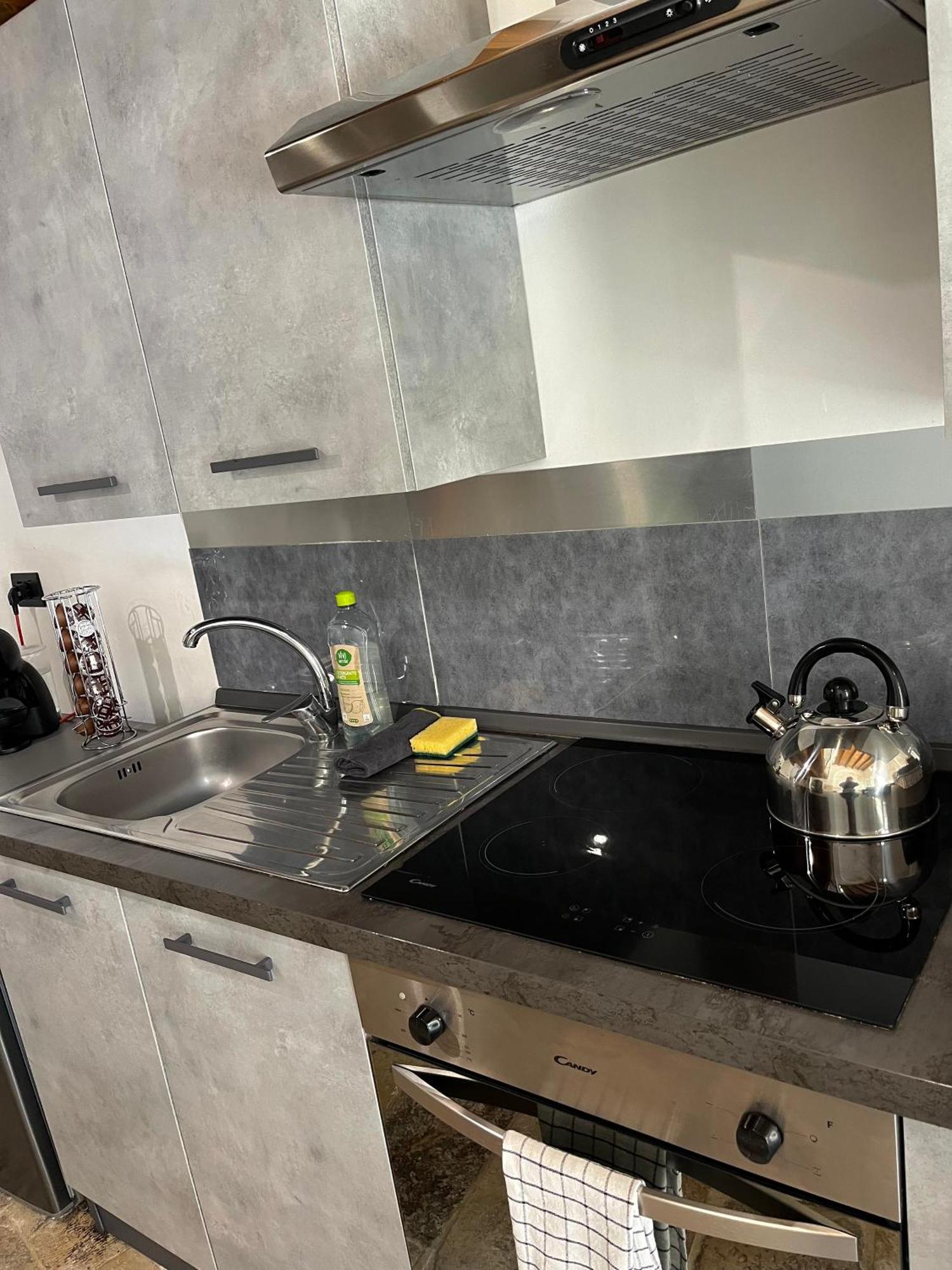 Ground Stone Apartment Бари Екстериор снимка