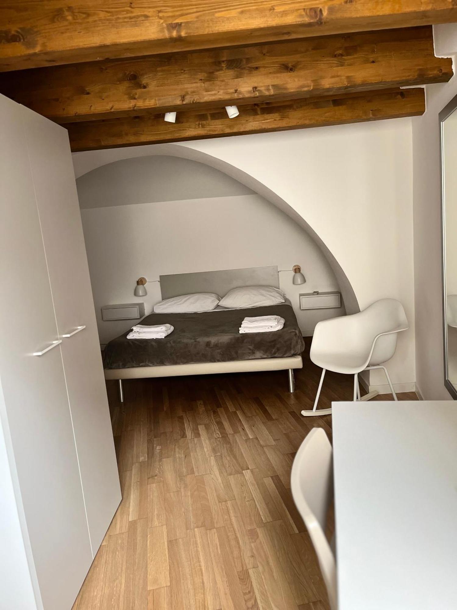 Ground Stone Apartment Бари Екстериор снимка